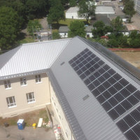 Dach mit Solarzellen der Thomas Schwelle GmbH an der Grundschule in Augsburg
